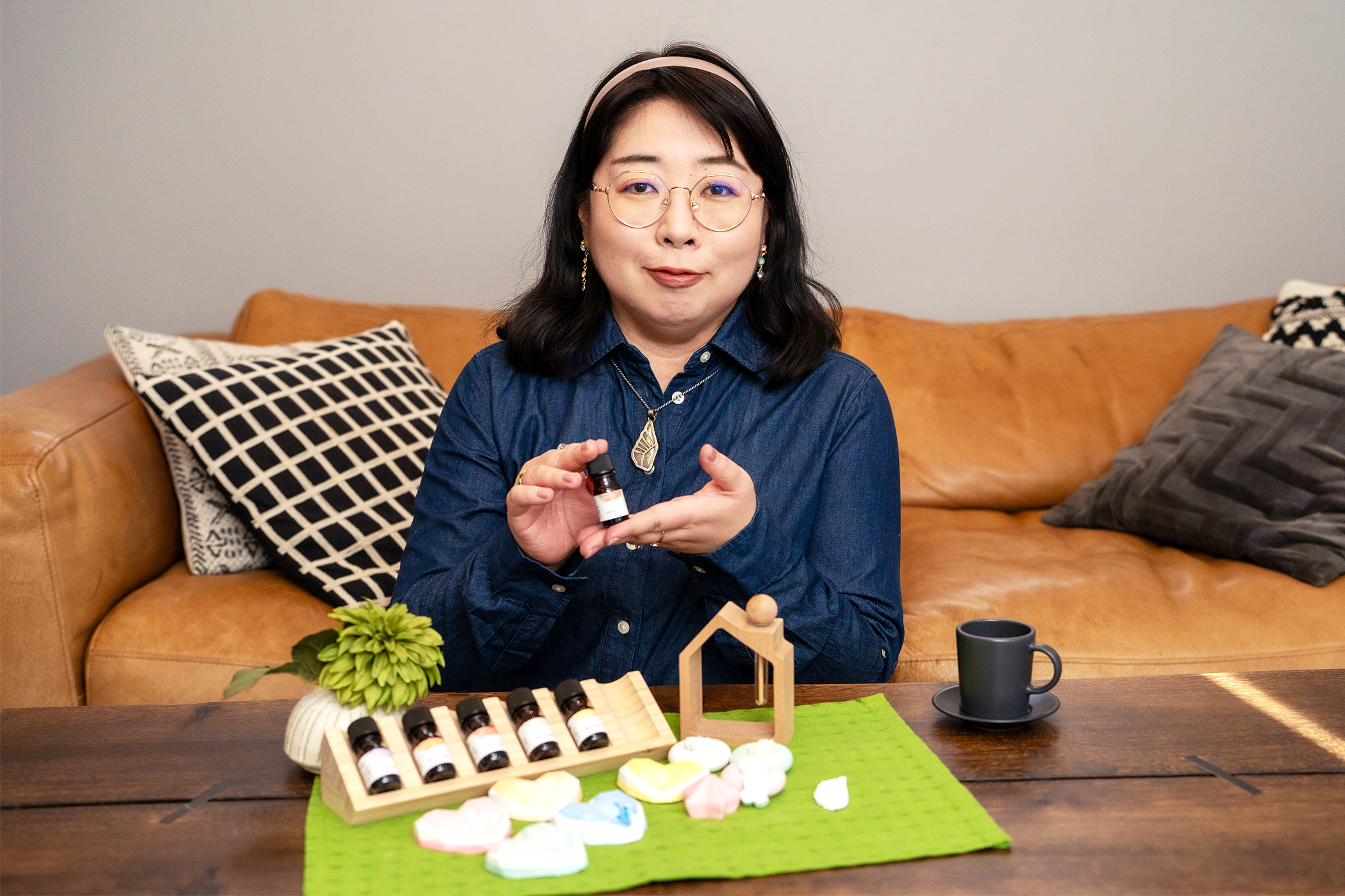 アロマボトルを手にしてにっこり微笑む松岡弘子